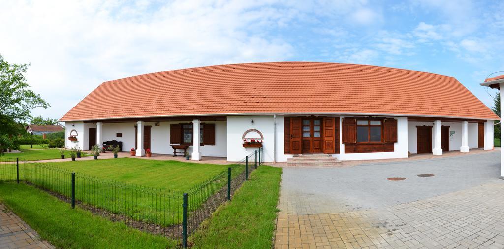 Falusi Patika - Tisza-To Vendeghaz Tiszaszolos Exterior foto
